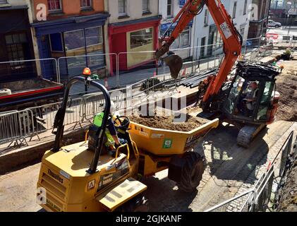 Straßenarbeiten zur Installation isolierter Heißwasser-Fernwärmerohre am Krankenhausstandort, Bristol, Großbritannien Stockfoto