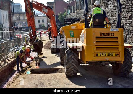 Straßenarbeiten zur Installation isolierter Heißwasser-Fernwärmerohre am Krankenhausstandort, Bristol, Großbritannien Stockfoto