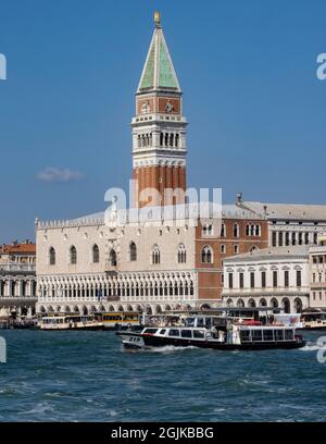 Blick auf den Markusplatz von der anderen Seite der Lagune in Venedig. Napooleon bezeichnete ihn als "den Salon Europas". Stockfoto