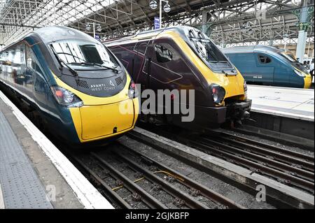 Personenzug im Bahnhof Manchester Piccadilly. Stockfoto