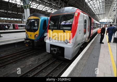 Personenzug im Bahnhof Manchester Piccadilly. Stockfoto