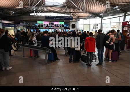 Passagiere von Manchester Piccadilly sehen sich die Informationstafeln an. Stockfoto