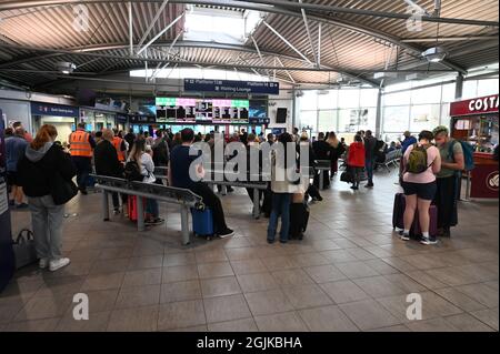 Passagiere von Manchester Piccadilly sehen sich die Informationstafeln an. Stockfoto