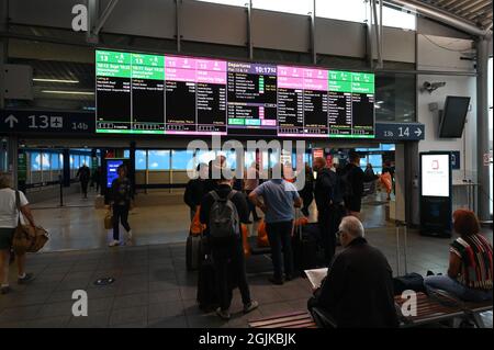 Passagiere von Manchester Piccadilly sehen sich die Informationstafeln an. Stockfoto