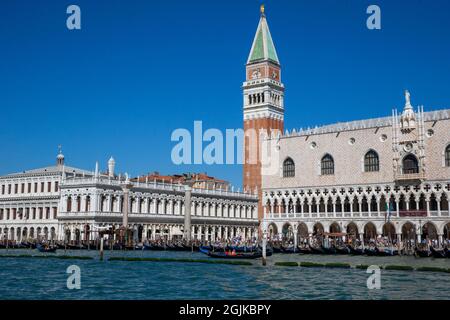 Blick auf den Markusplatz von der anderen Seite der Lagune in Venedig. Napooleon bezeichnete ihn als "den Salon Europas". Stockfoto