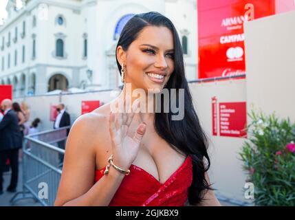 Adriana Lima, brasilianisches Model, kommt für den roten Teppich beim 78. Filmfestival in Venedig an. Stockfoto