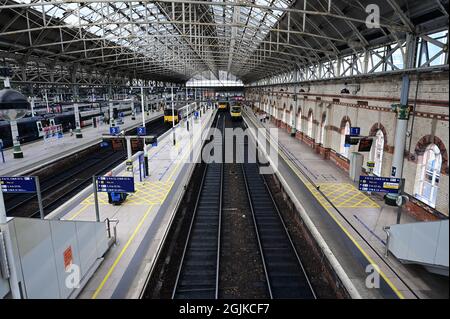 Die Bahnsteige innerhalb der Manchester Piccadilly Station. Stockfoto