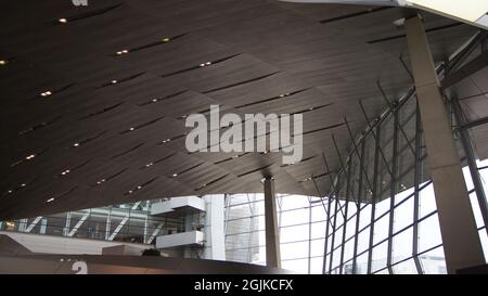 MÜNCHEN, DEUTSCHLAND - 12 Okt 2015: Detail der Dachkonstruktion der BMW Welt München, dem Liefer- und Erlebniszentrum Stockfoto