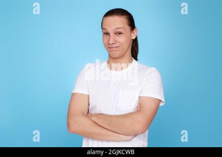 Junger, hübscher Mann mit einem Zweifel im Gesicht Stockfoto