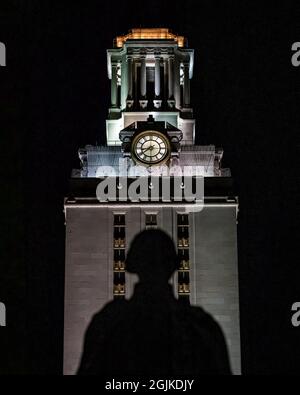 Austin, Texas, USA. September 2021. George Washington Statue vor dem University of Texas Tower in Austin, Texas. (Bild: © Ralph Arvesen/ZUMA Press) Stockfoto