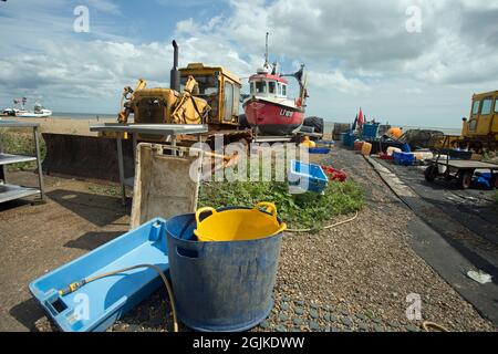 Aldeburgh, Suffolk, England, 15. August 2021, Gegenstände des Fischhandels wurden am Strand hinterlassen Stockfoto