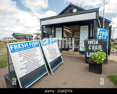 Aldeburgh, Suffolk, England, 15. August 2021, Händler verkaufen frischen Fisch aus Hütten entlang der Küste. Stockfoto