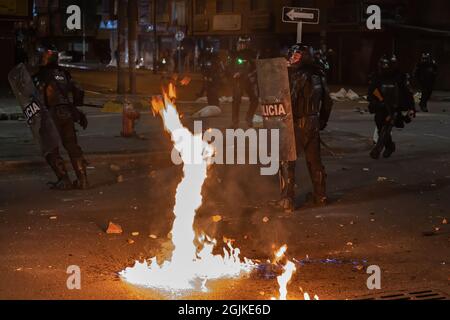 Bogota, Kolumbien. September 2021. Während der Demonstration explodiert neben Polizisten ein molotow-Cocktail. Der Streik ist eine Reaktion auf den Jahrestag, an dem die Polizei vor einem Jahr in Bogota, Kolumbien, in einer Nacht 13 Menschen getötet hat. Der Protest ist Teil eines laufenden nationalen Streiks, der am 28. April in Kolumbien als Reaktion auf Steuerreformen begann, die die Ärmsten des Landes zum Ziel hätten. Kredit: SOPA Images Limited/Alamy Live Nachrichten Stockfoto