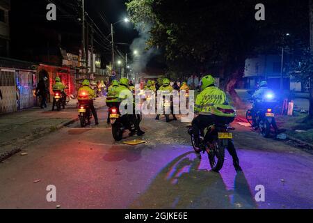 Bogota, Kolumbien. September 2021. Während der Demonstration wird eine Brigade von Polizisten auf Motorrädern eingesetzt, um Demonstranten zu zerstreuen. Der Streik ist eine Reaktion auf den Jahrestag, an dem die Polizei vor einem Jahr in Bogota, Kolumbien, in einer Nacht 13 Menschen getötet hat. Der Protest ist Teil eines laufenden nationalen Streiks, der am 28. April in Kolumbien als Reaktion auf Steuerreformen begann, die die Ärmsten des Landes zum Ziel hätten. Kredit: SOPA Images Limited/Alamy Live Nachrichten Stockfoto