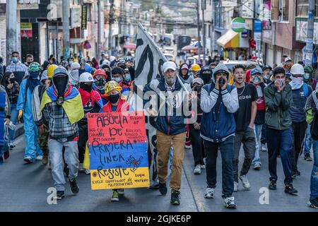 Bogota, Kolumbien. September 2021. Während der Demonstration marschieren die Demonstranten auf der Straße. Der Streik ist eine Reaktion auf den Jahrestag, an dem die Polizei vor einem Jahr in Bogota, Kolumbien, in einer Nacht 13 Menschen getötet hat. Der Protest ist Teil eines laufenden nationalen Streiks, der am 28. April in Kolumbien als Reaktion auf Steuerreformen begann, die die Ärmsten des Landes zum Ziel hätten. Kredit: SOPA Images Limited/Alamy Live Nachrichten Stockfoto