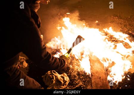 Bogota, Kolumbien. September 2021. Ein Protestler zündet während der Demonstration einen molotow-Cocktail an. Der Streik ist eine Reaktion auf den Jahrestag, an dem die Polizei vor einem Jahr in Bogota, Kolumbien, in einer Nacht 13 Menschen getötet hat. Der Protest ist Teil eines laufenden nationalen Streiks, der am 28. April in Kolumbien als Reaktion auf Steuerreformen begann, die die Ärmsten des Landes zum Ziel hätten. Kredit: SOPA Images Limited/Alamy Live Nachrichten Stockfoto
