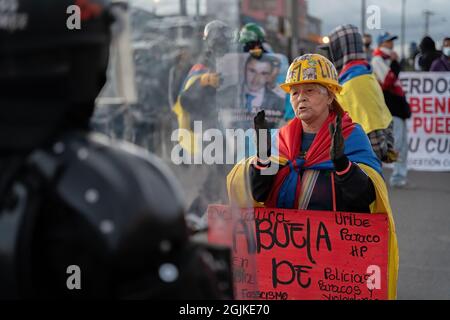 Bogota, Kolumbien. September 2021. Während der Demonstration wird eine ältere Frau mit der Polizei argumentiert. Der Streik ist eine Reaktion auf den Jahrestag, an dem die Polizei vor einem Jahr in Bogota, Kolumbien, in einer Nacht 13 Menschen getötet hat. Der Protest ist Teil eines laufenden nationalen Streiks, der am 28. April in Kolumbien als Reaktion auf Steuerreformen begann, die die Ärmsten des Landes zum Ziel hätten. Kredit: SOPA Images Limited/Alamy Live Nachrichten Stockfoto