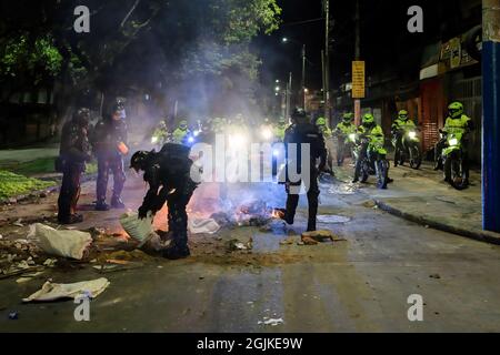Bogota, Kolumbien. September 2021. Während der Demonstration werden Polizeibeamte gesehen, wie sie ein Feuer ausbrachen. Der Streik ist eine Reaktion auf den Jahrestag, an dem die Polizei vor einem Jahr in Bogota, Kolumbien, in einer Nacht 13 Menschen getötet hat. Der Protest ist Teil eines laufenden nationalen Streiks, der am 28. April in Kolumbien als Reaktion auf Steuerreformen begann, die die Ärmsten des Landes zum Ziel hätten. Kredit: SOPA Images Limited/Alamy Live Nachrichten Stockfoto