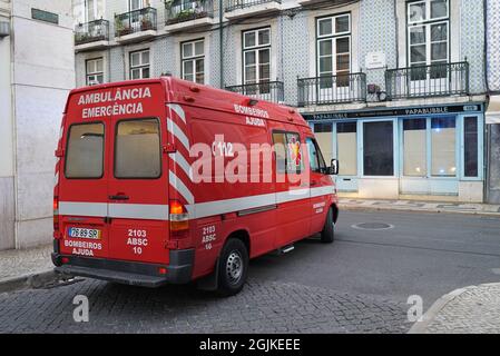 LISSABON, PORTUGAL - 30. Jul 2021: Ein roter Krankenwagen auf der Straße im Zentrum von Lissabon Stockfoto