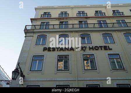 LISSABON, PORTUGAL - 30. Jul 2021: Ein niedriger Winkel des Pestana CR7 Hotels im Zentrum von Lissabon Stockfoto