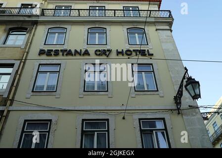 LISSABON, PORTUGAL - 30. Jul 2021: Ein niedriger Winkel des Pestana CR7 Hotels im Zentrum von Lissabon Stockfoto