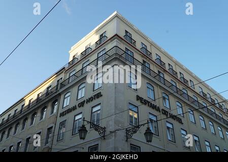 LISSABON, PORTUGAL - 30. Jul 2021: Eine Aufnahme des weißen Gebäudes mit Balkonen des Pestana cr7 Hotels am blauen Himmel Stockfoto