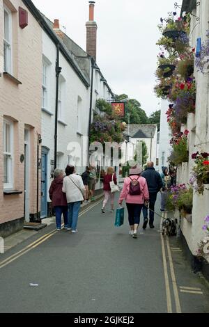 Lanadwell Street, Padstow, Cornwall, England, 31. August 2021, Touristen schlendern gerne durch die Straßen der Stadt. Stockfoto