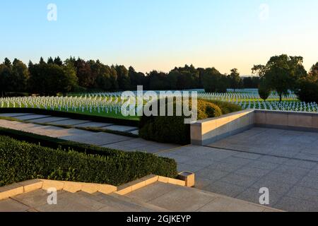 Gräber der gefallenen Soldaten auf dem Zweiten Weltkrieg Henri-Chapelle American Cemetery and Memorial in Plombieres, Belgien bei Sonnenaufgang Stockfoto