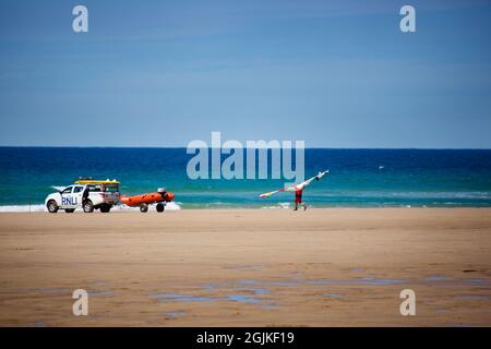 Rettungsschwimmer an einem kornischen Strand Stockfoto