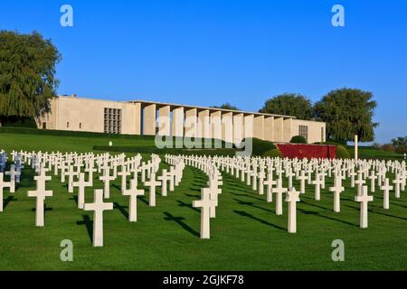 Die Statue des Friedensengels (1956) von Donal Hord am Haupteingang des Henri-Chapelle American Cemetery and Memorial aus dem Zweiten Weltkrieg in Plombieres, Belgien Stockfoto