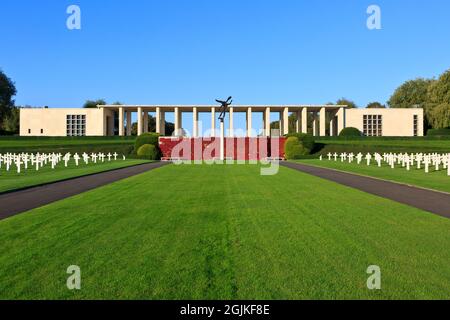 Die Statue des Friedensengels (1956) von Donal Hord am Haupteingang des Henri-Chapelle American Cemetery and Memorial aus dem Zweiten Weltkrieg in Plombieres, Belgien Stockfoto