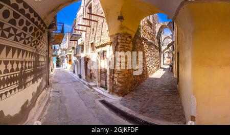 Traditionelle Häuser und Kirchen mit den berühmten geometrischen Kratzmustern im mittelalterlichen Mastixdorf Pyrgi, Insel Chios, Griechenland. Stockfoto