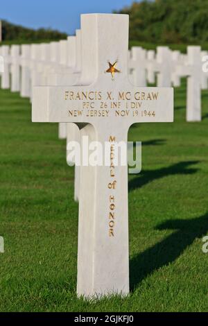 Grab des PFC Francis X. McGraw (1918-1944), Träger der Ehrenmedaille, auf dem amerikanischen Friedhof und Memorial Henri-Chapelle in Plombieres, Belgien Stockfoto