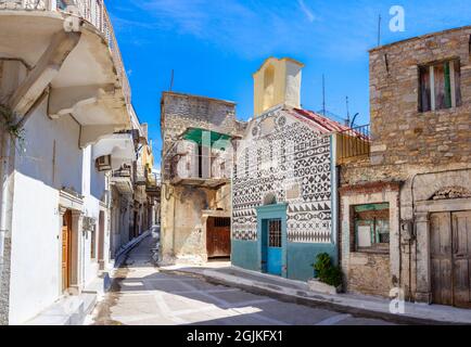 Traditionelle Häuser und Kirchen mit den berühmten geometrischen Kratzmustern im mittelalterlichen Mastixdorf Pyrgi, Insel Chios, Griechenland. Stockfoto