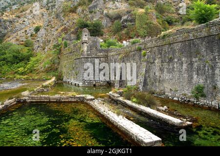 UNESCO-Weltkulturerbe die Stadt Kotor in Montenegro. Alte befestigte Stadtmauer. Bucht von Kotor. Stockfoto