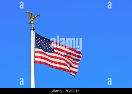 Die Nationalflagge der Vereinigten Staaten von Amerika, die stolz über dem Henri-Chapelle American Cemetery and Memorial aus dem Zweiten Weltkrieg in Plombieres, Belgien, fliegt Stockfoto