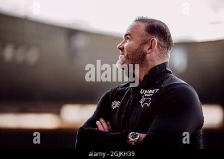 Derby County Manager Wayne Rooney im Pride Park Stadium. Derby County 3-3 Salford City. 10. August 2021. Stockfoto