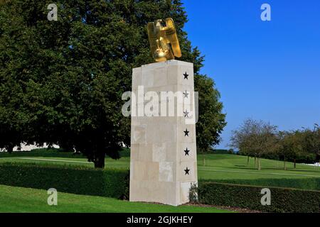 Ein vergoldeter Weißkopfseeadler am Eingang des Henri-Chapelle American Cemetery and Memorial im Zweiten Weltkrieg in Plombieres (Lüttich), Belgien Stockfoto