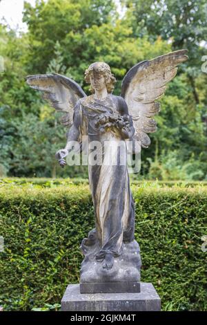 Eine offene Engelsstatue mit Flügeln auf einem Grab auf dem Friedhof von Arnos Ve, Bristol, Großbritannien 02-09-2021. Stockfoto
