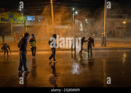 Bogota, Kolumbien. September 2021. Während der Demonstration sprüht die Polizei Wasserwerfer auf die Demonstranten. Der Streik ist eine Reaktion auf den Jahrestag, an dem die Polizei vor einem Jahr in Bogota, Kolumbien, in einer Nacht 13 Menschen getötet hat. Der Protest ist Teil eines laufenden nationalen Streiks, der am 28. April in Kolumbien als Reaktion auf Steuerreformen begann, die die Ärmsten des Landes zum Ziel hätten. (Foto von David Lombeida/SOPA Images/Sipa USA) Quelle: SIPA USA/Alamy Live News Stockfoto