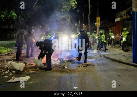Bogota, Kolumbien. September 2021. Während der Demonstration werden Polizeibeamte gesehen, wie sie ein Feuer ausbrachen. Der Streik ist eine Reaktion auf den Jahrestag, an dem die Polizei vor einem Jahr in Bogota, Kolumbien, in einer Nacht 13 Menschen getötet hat. Der Protest ist Teil eines laufenden nationalen Streiks, der am 28. April in Kolumbien als Reaktion auf Steuerreformen begann, die die Ärmsten des Landes zum Ziel hätten. (Foto von David Lombeida/SOPA Images/Sipa USA) Quelle: SIPA USA/Alamy Live News Stockfoto