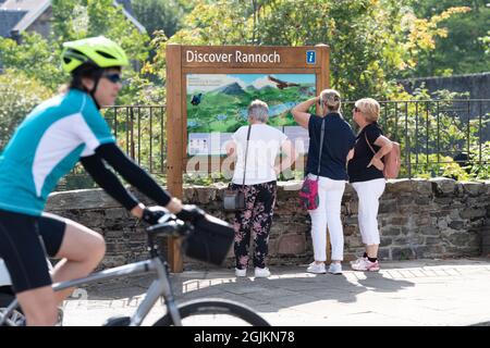 Entdecken Sie das Rannoch-Schild im Dorf Kinloch Rannoch, Perth, und Kinross, Schottland, Großbritannien Stockfoto