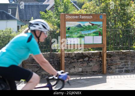 Entdecken Sie das Rannoch-Schild im Dorf Kinloch Rannoch, Perth, und Kinross, Schottland, Großbritannien Stockfoto