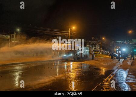 Bogota, Kolumbien. September 2021. Während der Demonstration sprüht die Polizei Wasserwerfer auf die Demonstranten. Der Streik ist eine Reaktion auf den Jahrestag, an dem die Polizei vor einem Jahr in Bogota, Kolumbien, in einer Nacht 13 Menschen getötet hat. Der Protest ist Teil eines laufenden nationalen Streiks, der am 28. April in Kolumbien als Reaktion auf Steuerreformen begann, die die Ärmsten des Landes zum Ziel hätten. (Foto von David Lombeida/SOPA Images/Sipa USA) Quelle: SIPA USA/Alamy Live News Stockfoto