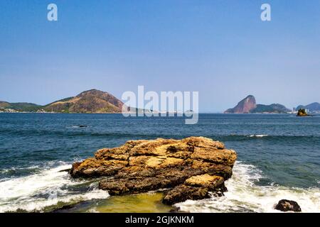 Die Berge am Strand von Icarai, der sich im südlichen Teil von Niteroi, Rio de Janeiro, Brasilien, befindet. Stockfoto