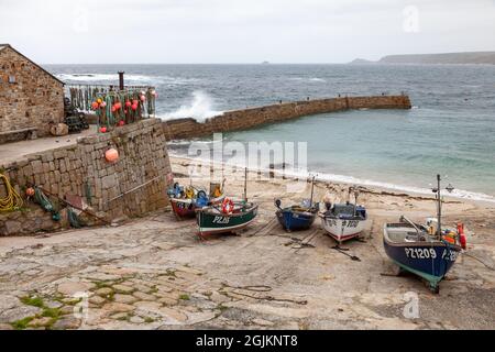 Fischerboote auf dem Slipway im Hafen von Sennen Cove, Cornwall, Großbritannien Stockfoto