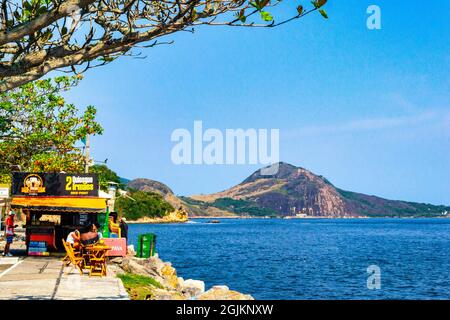 Kleines Unternehmen am Strand von Icarai im südlichen Teil von Niteroi in Rio de Janeiro, Brasilien. Dieser Ort ist ein berühmtes Wahrzeichen und ein Tourist Stockfoto