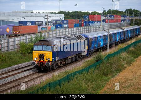 Die Klasse 57 - 57310 „Pride of Cumbria“ schleppt Orion Mail-Einheiten an DIRFT North vorbei Stockfoto