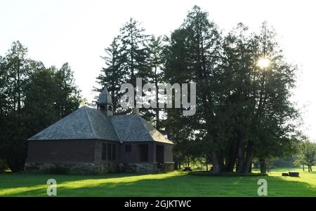 Spring Green, Wisconsin, USA. August 2021. Unity Chapel, gegenüber von Taliesin, Frank Lloyd WrightÃs Haus und Studio in Spring Green, Wisconsin, wird am Samstag, 28. August 2021 gezeigt. Taliesin ist eine von acht Wright-Stätten in Amerika, die im Juni 2019 zum UNESCO-Weltkulturerbe ernannt wurden. Dies war und ist die Familienkapelle der Familie WrightÃs, die im 19. Jahrhundert aus Wales emigrierte. Wright wurde dort begraben, nachdem er 1959 starb. Seine Überreste wurden zerlegt, nachdem seine Frau Olgivanna Wright 1985 starb und nach Taliesin West in Scottsdale, Arizona, zog, um sich mit h mischten zu lassen Stockfoto