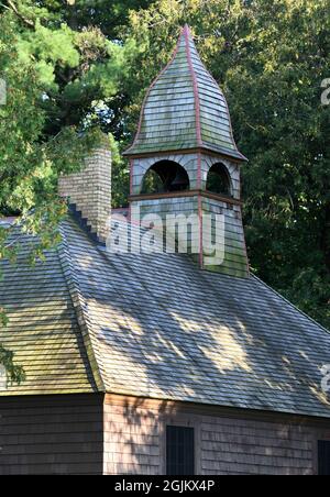 Spring Green, Wisconsin, USA. August 2021. Unity Chapel, gegenüber von Taliesin, Frank Lloyd WrightÃs Haus und Studio in Spring Green, Wisconsin, wird am Samstag, 28. August 2021 gezeigt. Taliesin ist eine von acht Wright-Stätten in Amerika, die im Juni 2019 zum UNESCO-Weltkulturerbe ernannt wurden. Dies war und ist die Familienkapelle der Familie WrightÃs, die im 19. Jahrhundert aus Wales emigrierte. Wright wurde dort begraben, nachdem er 1959 starb. Seine Überreste wurden zerlegt, nachdem seine Frau Olgivanna Wright 1985 starb und nach Taliesin West in Scottsdale, Arizona, zog, um sich mit h mischten zu lassen Stockfoto